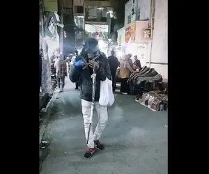 آواز خیابانی؛ آقا نابینا تو بازار با دست شکسته و لنگان لنگان چه آهنگ سوز داری زد 