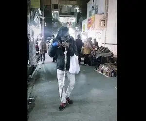 آواز خیابانی؛ آقا نابینا تو بازار با دست شکسته و لنگان لنگان چه آهنگ سوز داری زد 