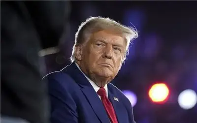 هوش مصنوعی تصویری جنجالی از ترامپ با لباس پاپ خلق کرد