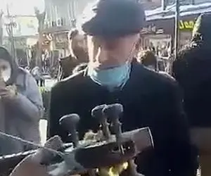 آواز بهشتی؛ پیرمرد با پلاستیک گوجه خیار سوزناک ای بهترین غمخوار دل رو خوند و رفت