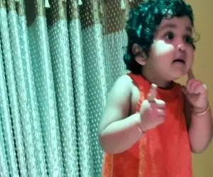 آواز شاد؛ دخترک نیم وجبی هندی شاهرخ خان رو گذاشته تو جیبش چه رقصی میکنه