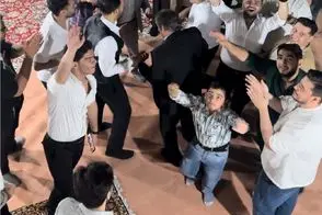 آواز شاد؛ آقاهه سرخوش شام نخورده دوزش زده بالا یجور عشوه ای لرزوند رقصشو عروس نداره