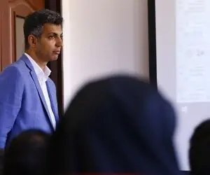 (عکس) تیپ جالب عادل فردوسی‌پور در کلاس مجازی دانشگاه شریف