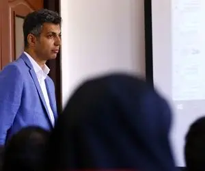 (عکس) تیپ جالب عادل فردوسی‌پور در کلاس مجازی دانشگاه شریف