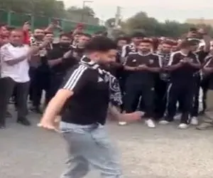 آواز شاد؛ این پسر افتاد وسط میدون آذری رقصیدن دوستاش تشویقش کردن زد رو تند جوگیر