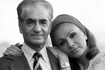 سفر به ایام قدیم 1350؛ سگ بازی محمدرضا شاه و خانواده پهلوی وسط کاخ نیاوران 