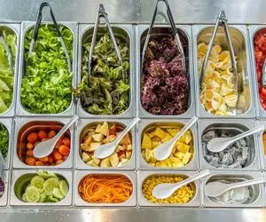 آشپزی خلاقانه؛ توی 3 دقیقه ده مدل سالاد جذاب و خوشمزه با یه سس خوش طعم یاد بگیر