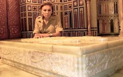 سفر به ایام قدیم؛ فرح دیبا با سر خمیده بر سر قبر محمدرضا پهلوی مخلوع