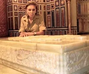 سفر به ایام قدیم؛ فرح دیبا با سر خمیده بر سر قبر محمدرضا پهلوی مخلوع