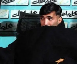 (عکس) تصویری تلخ از محسن مسلمان بر سر مزار پدرش