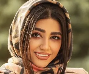 تبلیغ چند میلیونی سرنا امینی با پوشیدن کت و شلوار زنانه! + عکس