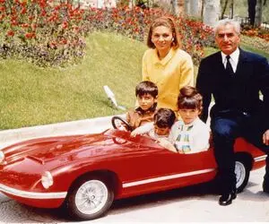 یک عکس یک روایت؛ هدیه کمونیستا به پسر شاه یه ماشین کنترلی وسط کاخ گلستان بود