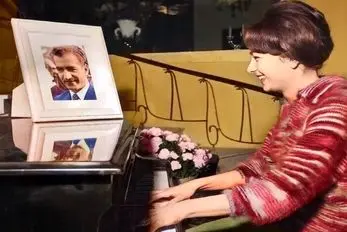 سفر به ایام قدیم 1348؛ نگاه پر نفرت و عصبانی فرح به شاه مخلوع در حرم امام رضا