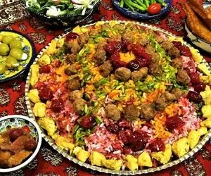 آشپزی حرفه ای؛ ترفند های خوشمزه تر شدن آلبالو پلو میگم چه کار کنی تهش سیاه سوخته نشه