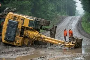 ابزارآلات غول پیکر؛ اشتباه مرگبار اپراتور بیل مکانیکی که شانس آورد فقط چپ شد