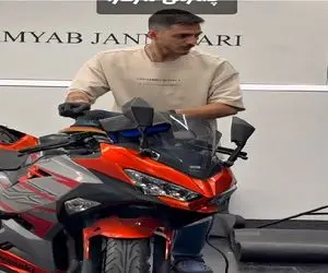 آواز شاد؛ جوون ایرانی حین پولیش موتور با پری پارتیه یه پایکوبی میکنه روحت شاد میشه