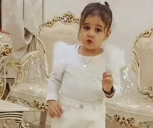 آواز شاد؛ دختره بچه پاش قد فندقه تازه تاتی میره با آهنگ طلیسچی میرقصه همه تو کف موندن