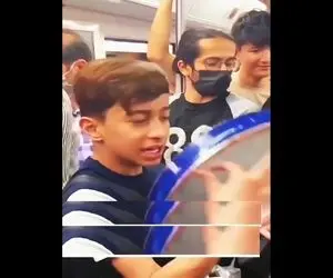 آواز خیابانی؛ بچه چه ادا و اطواری با آهنگ دونه دونه تو مترو میاد فقط حساب دفتری گفتنش