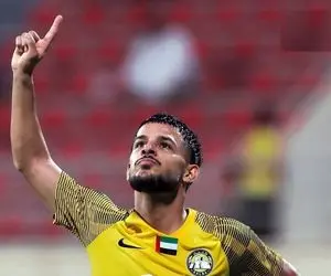 مهدی قائدی پرچم فوتبال ایران در امارات