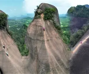 شگفتی های طبیعت؛ تو چین یه کوه هست که وقتی وایمیسی روش انگار داری لبه تیغ راه میری