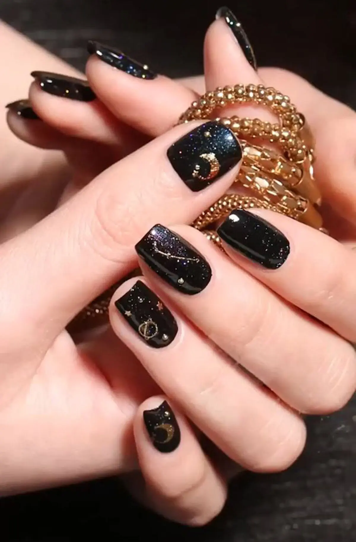 black-nail-model-for-girls-40