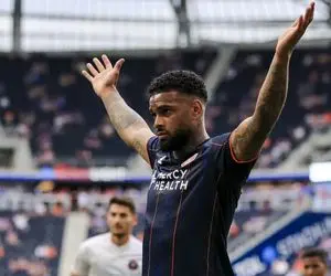 (ویدیو) رونمایی اروپایی پرسپولیس از یورگن لوکادیا