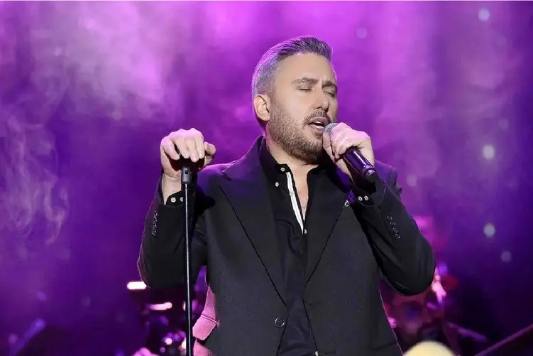 آواز آسمانی/برفراز آسمانها مسیحا با صدایی شکوهمندانه مدهوش کننده شده