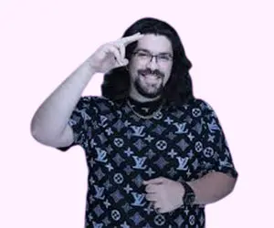 آدام مرادی: ⁤تریدر برجسته‌ای که بازارهای مالی‌‍ را فتح کرد