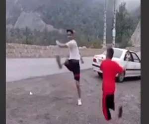 آواز شاد؛ دوتا پسربچه خراسانی تو جاده شمال کنار جاده یطوری رقصیدن همه نگاشون کردن