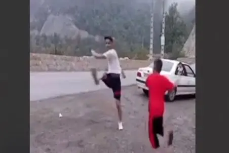 آواز شاد؛ دوتا پسربچه خراسانی تو جاده شمال کنار جاده یطوری رقصیدن همه نگاشون کردن