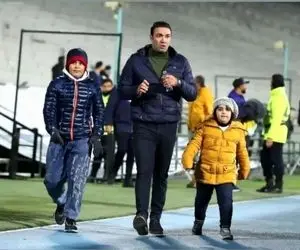 (عکس) رفتار عجیب دختر جواد نکونام برای فرار از دست عکاسان