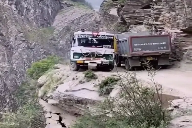 خاور و مینی بوس تو هند از جاده قد کف دست هم زمان و مویی رد شدن/ حتی دیدنشم استرس میده