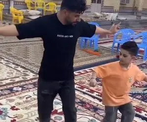 آواز شادیسم؛ پسره نیم وجبی با مرده کورس میزاره بندری برقصه انقدر میلرزونه برنده میشه