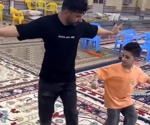 آواز شادیسم؛ پسره نیم وجبی با مرده کورس میزاره بندری برقصه انقدر میلرزونه برنده میشه