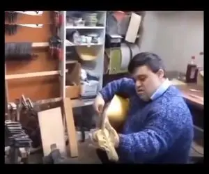 آواز خیابانی؛ ببینید بچه سندرم داون چه عالی سه تار میزنه و اشک درمیاره فقط ذوق کردنش