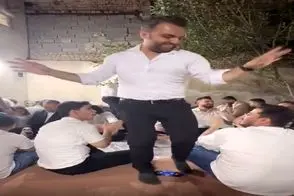 آواز شاد؛ وسط شام عروسی فیلمبردار اومد فیلم بگیره پسر پا شد رقصید بقیه راحت غذا بخورن