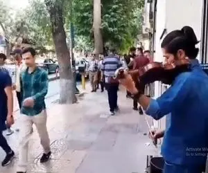 آواز خیابانی؛ ببینید این ویولن زن که مو دم اسبی چطور بین مردم غوغا به پا کرده!