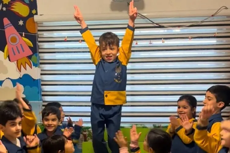 آواز لرزان؛ پسرک فسقلی یک تنه کلاس رو بهم زده رقصش رو نیمکت تهههه شیرینی