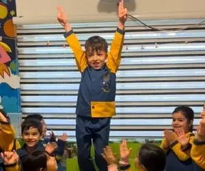 آواز لرزان؛ پسرک فسقلی یک تنه کلاس رو بهم زده رقصش رو نیمکت تهههه شیرینی