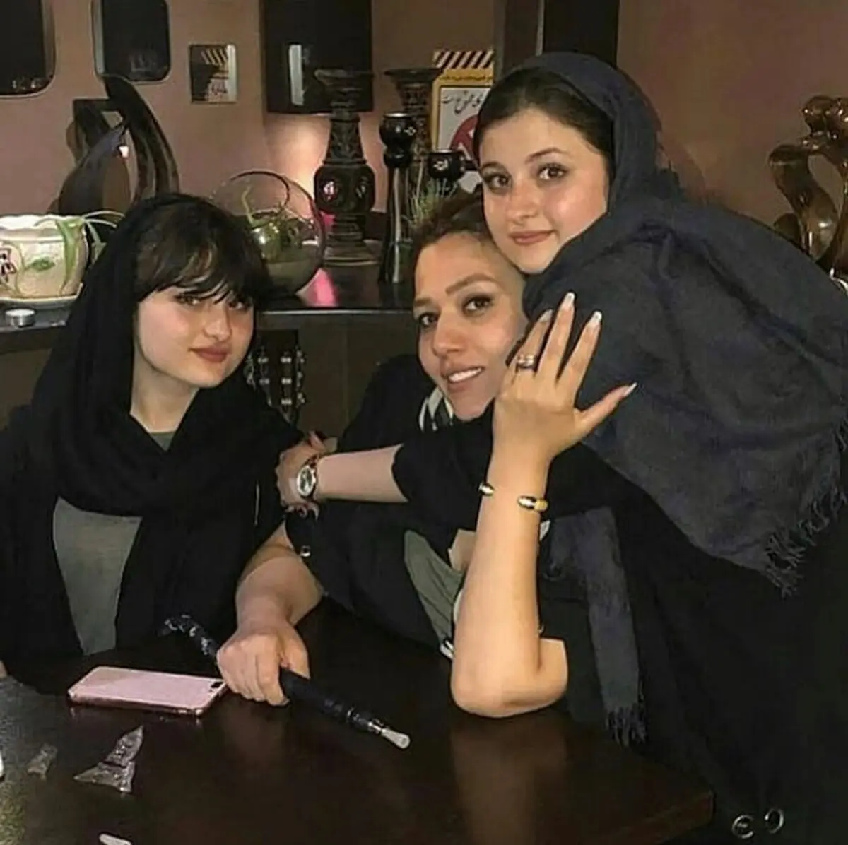 سارا و نیکا