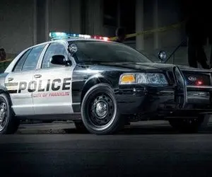 تجهیزات دفاعی؛ ماشین پلیس آمریکایی به نیزه مجهزه یهو درمیاد ماشین فراری رو پنچر میکنه