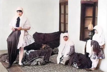 سفر در زمان؛ خواستگاری در عهد قاجار؛ آیین چنگ انداختن لای موی عروس