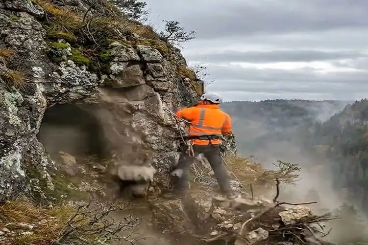 معماری خلاقانه؛ مرد با خونه غاری که بالای کوه ساخت به بزکوهی گفت زکی/ ویو رو نگاه