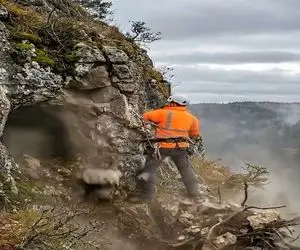 معماری خلاقانه؛ مرد با خونه غاری که بالای کوه ساخت به بزکوهی گفت زکی/ ویو رو نگاه