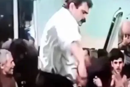 آواز شاد؛ این آقارو با این شکل بیرون عروسی ببینی چک پاس میکنه ولی وسط عروسی غوغا کرده