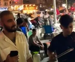 آواز خیابانی؛ پسر خوش صدا نواختن خیابون گرد رو میبینه یهو هوس میکنه باهاش عقیلی بخونه