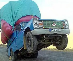 لحظه فرار عجیب راننده نیسان آبی از دست ماشین پلیس در تهران