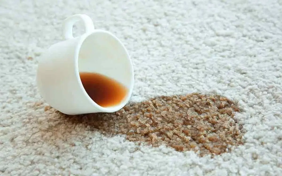 پاک کردن لکه ی چای از روی فرش