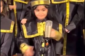 آواز شاد؛ دختر بچه بین دوستاش چه رقصی عربی میکنه فقط اونی که گردن میزنه خود نمنکن