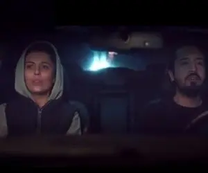 آواز هنرمندانه؛ مهرداد صدیقیان با لیلا حاتمی تو ماشین با دلشکسته آهنگ غربت رو خوندن